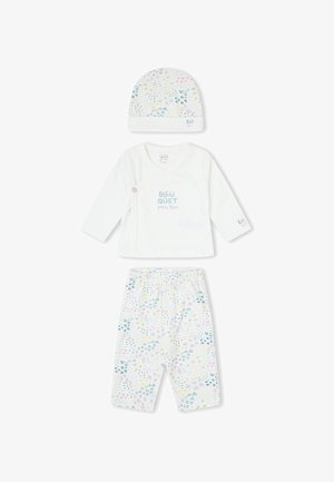 Camiseta blanca de manga larga para bebé con texto "Bouquet", gorro y pantalones blancos a juego con patrones florales y de corazones en tonos pastel.