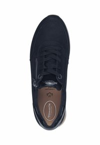 Sneaker nera con tomaia in suede, lacci e zip laterale. Accenti testurizzati sul tallone e logo sulla soletta. Punta arrotondata e suola in gomma.