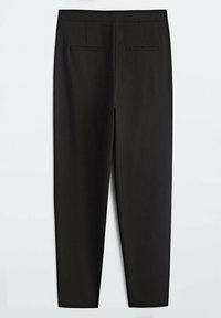 Czarne dopasowane spodnie wykonane z gładkiego materiału, charakteryzujące się slim fit, dwoma tylnymi kieszeniami i czystym pasem, bez widocznych zapięć.