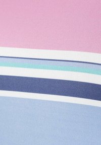 Tessuto a righe con linee orizzontali rosa, bianche, teal, azzurro e blu scuro, caratterizzato da una superficie liscia e tessuta.