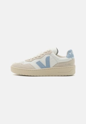 Hvite og beige sneakers med blå detaljer, med en glatt lær overdel, perforert tåboks og en teksturert gummisåle. Diskret logodetalj.