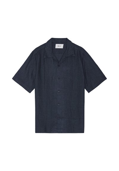 Chemise bleu marine foncé à manches courtes, à boutons, avec un col camp et une étiquette près du col indiquant "NN. 07".