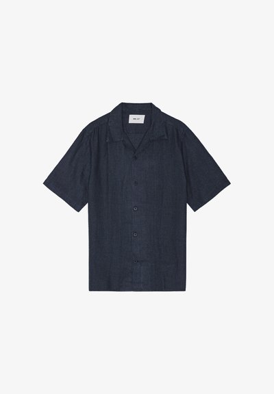 Chemise bleu marine foncé à manches courtes, à boutons, avec un col camp et une étiquette près du col indiquant "NN. 07".