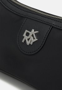 DKNY CAROL - EW BAGUETTE - Mala de mão - black/silver-coloured