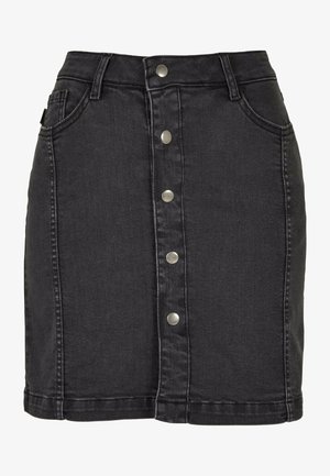 Musta farkkuhame, jossa on etupainikekiinnitys ja viisi metallipainiketta. Asemassa on kaksi etutaskua ja suora leikkaus.