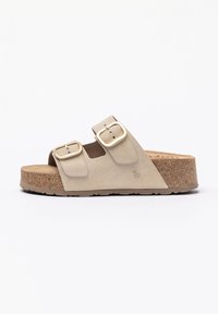 Sandali in suede beige con due fibbie dorate regolabili, suola intermedia tipo sughero, design open-toe e suola in gomma texturizzata.