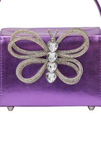 Borsa a tracolla metallica viola con un motivo di farfalla, dettagli argentati e gemme trasparenti, forma rettangolare e manico superiore.