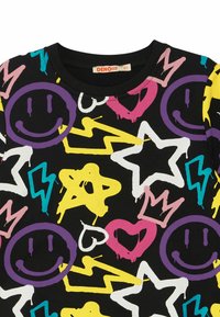 Wielokolorowa grafika na bluzie z kapturem z uśmiechniętymi buźkami, gwiazdami, sercami i błyskawicami na czarnym tle. Wykonana z miękkiego materiału.