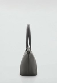 Borsa a tote in tessuto grigio con due manici, forma angolare, superficie liscia e chiusura a zip in cima. Design semplice, senza decorazioni visibili.