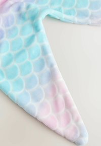 Mehka plišasta tkanina s pastelnimi modrimi, roza in vijoličnimi valovitimi vzorci, oblikovana tako, da spominja na rep morske deklice.