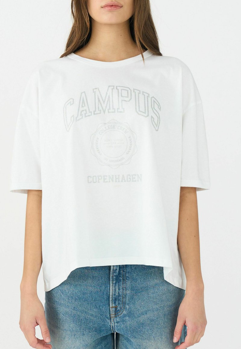 White cotton t-shirt with relaxed fit, short sleeves, round neckline, and “CAMPUS COPENHAGEN” graphic print in grey on the front.