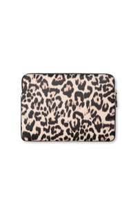 Custodia per laptop con stampa leopardata, caratterizzata da una superficie liscia e testurizzata, zip nera e angoli arrotondati, su uno sfondo rosa-beige.