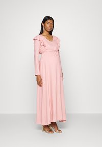 Vestido maxi em tecido rosa claro com um padr�ão texturizado. Apresenta um decote em V, mangas longas e detalhes em babados. Amarra na cintura.