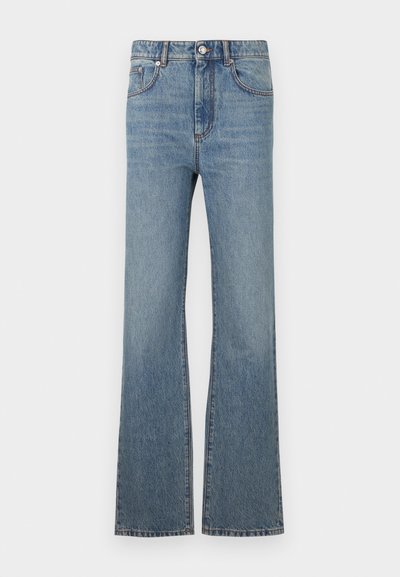Jeans de mezclilla azul claro con pierna acampanada, cintura alta, bolsillos frontales y costuras en contraste. Diseño simple con cierre de botón clásico.
