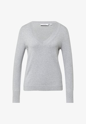 Pull en maille grise à manches longues et col en V, avec des accents côtelés le long de l'encolure et des poignets. Texture lisse et léger.