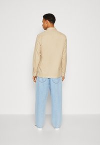 Marc O'Polo KENT COLLAR TWO CHEST POCKETS STRAIGHT HEM WITH SLIT - Shirt - jonesboro cream