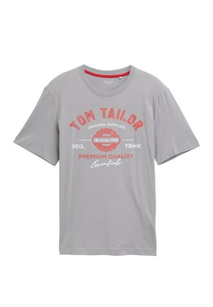 T-shirt gris à manches courtes en coton. Présente un texte graphique rouge "TOM TAILOR" et d'autres détails dans des couleurs contrastées. Encolure classique.