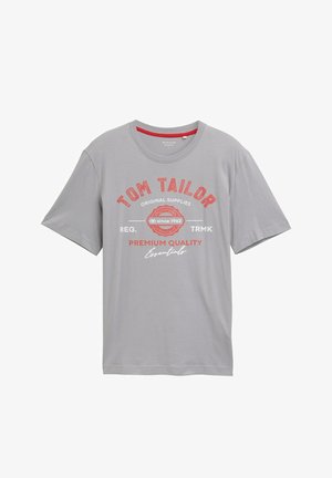T-shirt gris à manches courtes en coton. Présente un texte graphique rouge "TOM TAILOR" et d'autres détails dans des couleurs contrastées. Encolure classique.