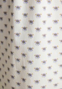 Țesătură albă cu un pattern repetitiv de flori mici albastre cu accente galbene. Textura pare netedă și ușoară.