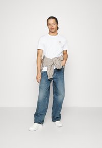 Weekday ASTRO LOOSE BAGGY - Vrečaste kavbojke - seventeen blue