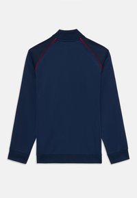 Dunkelblaues Jacket mit hohem Kragen, gerippten Bündchen und roten Akzentnähten entlang der Schultern. Glattes Material und lange Ärmel.