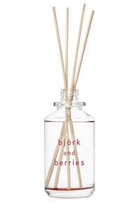 Klarer Glasdiffusor mit roßer Flüssigkeit, fünf Holzstäbchen und "Björk und Beeren" in fettem Rot auf der Vorderseite bedruckt.
