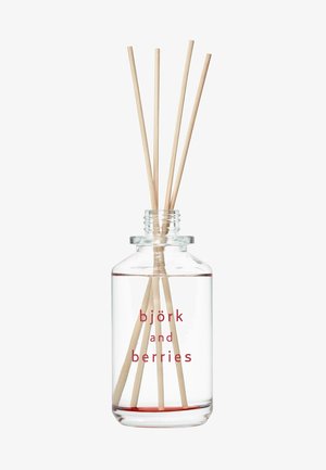 Klarer Glasdiffusor mit roßer Flüssigkeit, fünf Holzstäbchen und "Björk und Beeren" in fettem Rot auf der Vorderseite bedruckt.