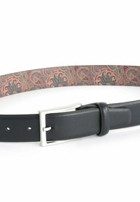 Schwarzer Ledergürtel mit einer silbernen Metallschnalle und einer Unterseite mit Paisley-Muster in Blau-, Rot- und Beigetönen.