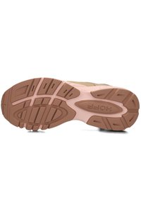 Sole di sneaker con una combinazione di colori rosa e marrone. Presenta motivi testurizzati e scanalature per la trazione. Logo impresso sulla suola intermedia.