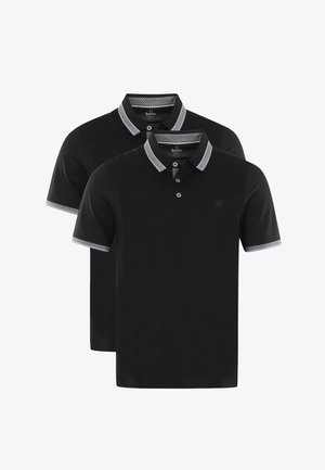Deux polos noirs en tissu lisse. Comprend un col et des poignets gris contrastants, une patte de boutonnage à quatre boutons, et un logo brodé.