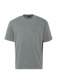 Camiseta de algodón gris con cuello redondo, mangas cortas y un ajuste relajado. Presenta un pequeño logo en el pecho y costuras dobles en los dobladillos.