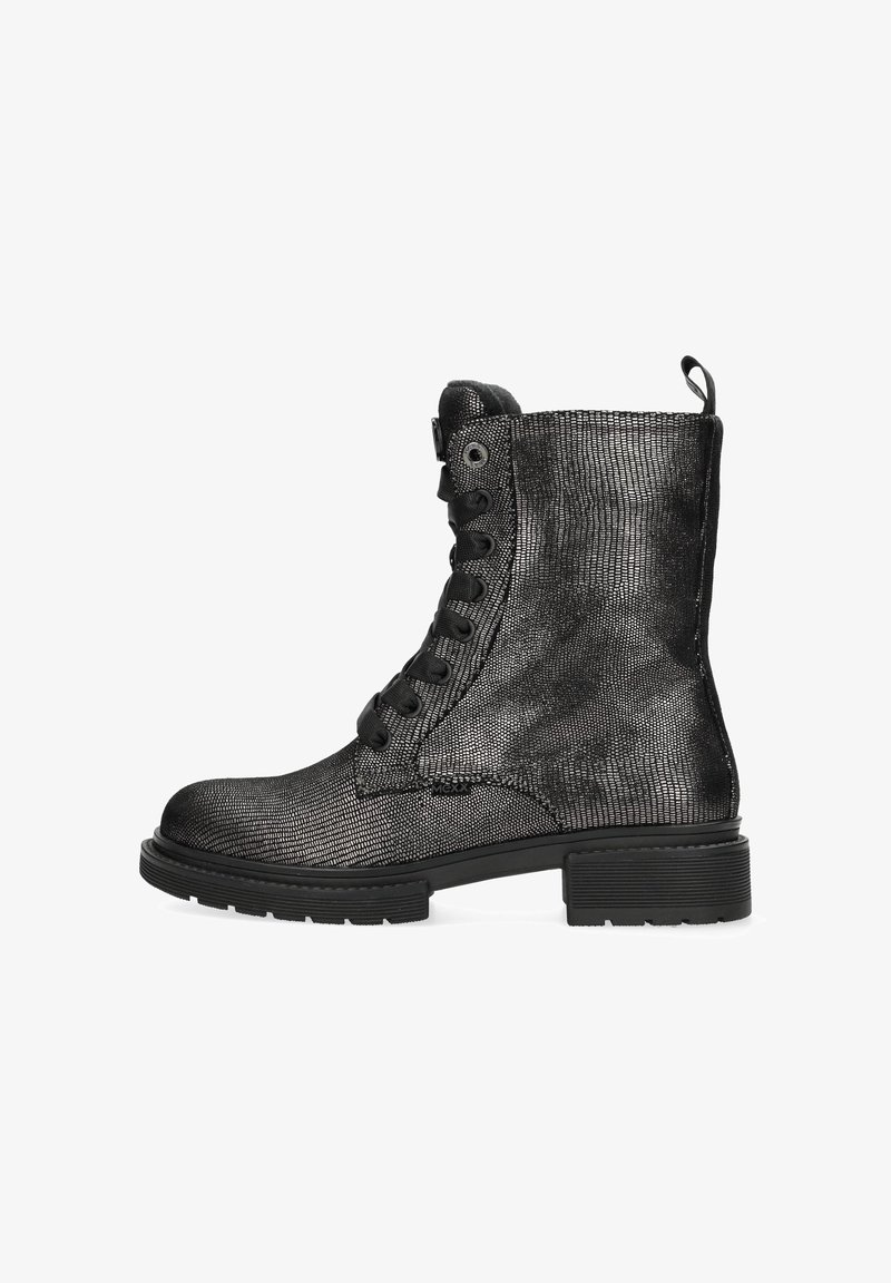 Botín negro hasta el tobillo con un acabado metálico texturizado, cordones en la parte frontal, ojales circulares y una gruesa suela de goma. Presenta un lazo en la parte trasera.