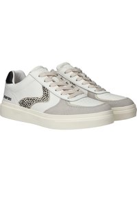 Lederen en suède sneakers in wit en grijs, met een zwarte hielaccent en een getextureerd dierenprint zijpaneel. Lichtgrijze veters.