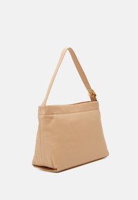 Sac en cuir beige clair avec une forme structurée, une seule bandoulière réglable et une texture lisse, doté d'une fermeture éclair discrète.
