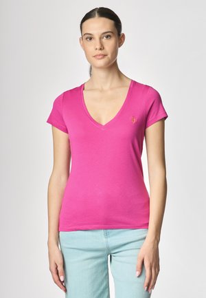 T-shirt in cotone fucsia con scollatura a V e maniche corte, dotato di un piccolo logo ricamato sul lato sinistro del petto. Texture morbida.