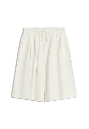 Shorts bianchi in cotone con vita regolabile tramite cordoncino, davanti plissettato e tasche laterali. Il tessuto sembra morbido e leggero.