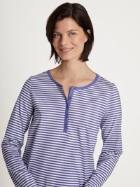 Langärmlige, knöpfbare Bluse in lila und weißen Streifen. Weicher Stoff mit rundem Ausschnitt und vier Knöpfen. Gürteldetail in der Taille.