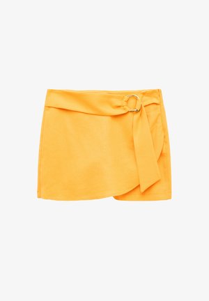 Geel wikkelrok van lichtgewicht stof, met een knoopdetail en een ronde gesp in goudkleur. De zoom heeft een gebogen lijn voor een moderne siloute.