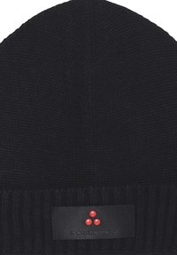 Berretto di maglia nera con orlo a costine, caratterizzato da un'etichetta in tessuto con tre punti rossi e il marchio "Poultry". Elasticizzato, la texture è liscia.