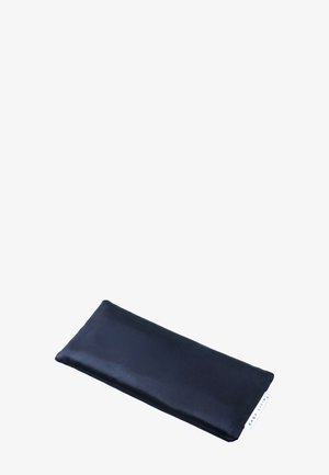 Antifaz rectangular negro de seda con una pequeña etiqueta blanca con la inscripción "EASY LIVING" sobre fondo blanco.