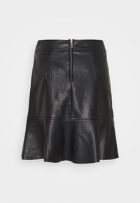 Sort nederdel i imiteret læder med en udvidet kant og en synlig lynlås bagpå, vist mod en hvid baggrund.