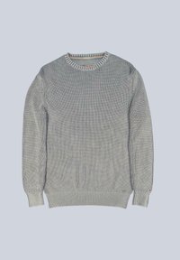 Grau gestrickter Pullover mit gerippter Textur, Rundhalsausschnitt und langen Ärmeln mit gerippten Bündchen. Kleines Logo-Detail am Ärmel.