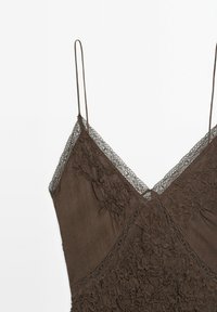 Braunes Chiffonkleid mit Spitzenbesatz, das über Rüschendetails im Oberteil und dünne verstellbare Träger im V-Ausschnitt-Design verfügt.