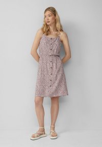Blumengemustertes Kleid mit taillierter Passform, dünnen Trägern und Knöpfen an der Vorderseite. Aus leichtem Stoff in Rosé- und Weißtönen gefertigt.