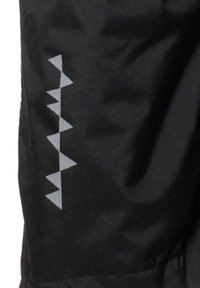 Svart tygshorts med ett geometriskt grått triangelmönster längs sömmen. Texturen verkar slät och lätt.