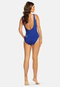 Niebieski jednoczęściowy strój kąpielowy z niskim tyłem, szerokimi ramiączkami i gładką fakturą, podkreślający klasyczny design i dopasowany krój.