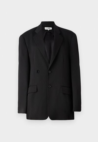 Blazer doppiopetto nero realizzato in tessuto liscio. Presenta rever a lanci, due tasche frontali e due bottoni neri per la chiusura.