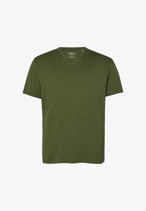 Olivgrünes Herren-T-Shirt mit kurzen Ärmeln und V-Ausschnitt, mit sichtbarem Markenlabel im Kragen auf weißem Hintergrund.