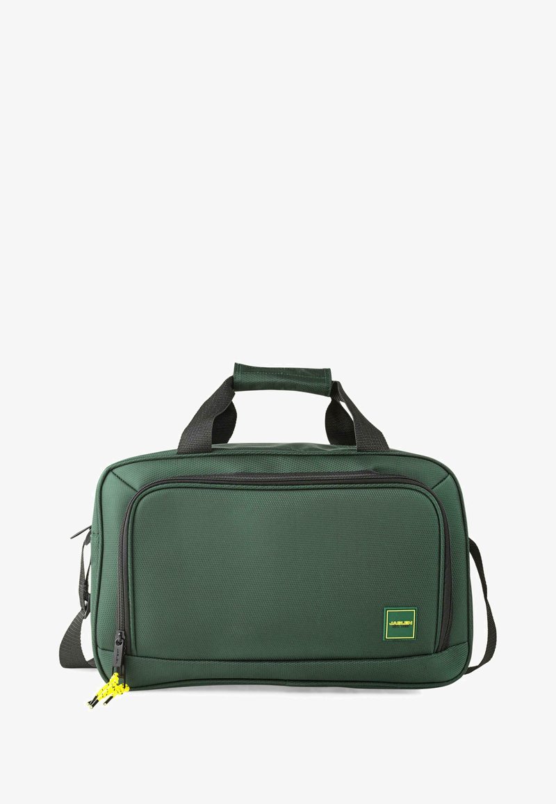 Bolsa de viaje de tela verde con superficie texturizada, asas superiores, correa de hombro ajustable, bolsillo con cremallera y un tirador de cremallera acentuado en amarillo.