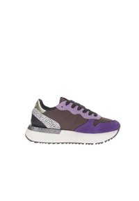 Zapatillas que combinan materiales en marrón, púrpura y gris, con un acento de estampado de leopardo texturizado y una suela blanca gruesa.